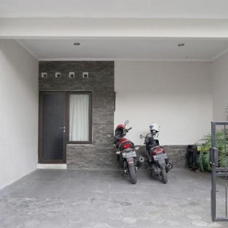 Dparagon Pamela 3 Hostel Yogyakarta Bagian luar foto