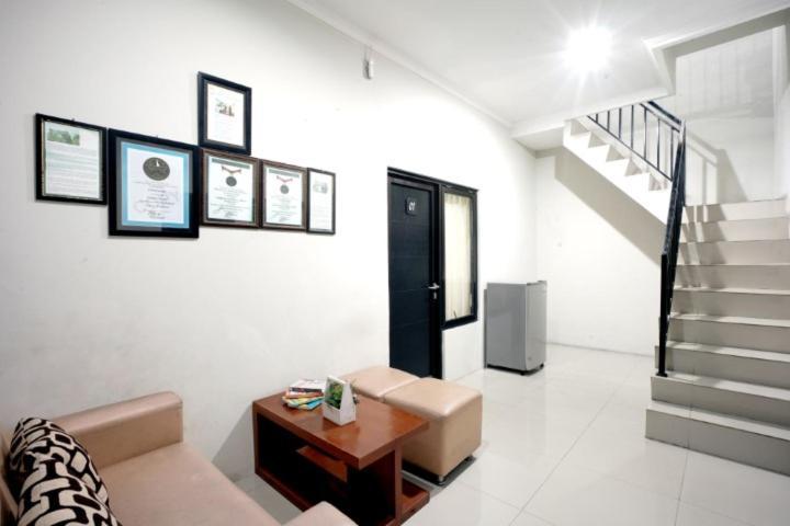 Dparagon Pamela 3 Hostel Yogyakarta Bagian luar foto